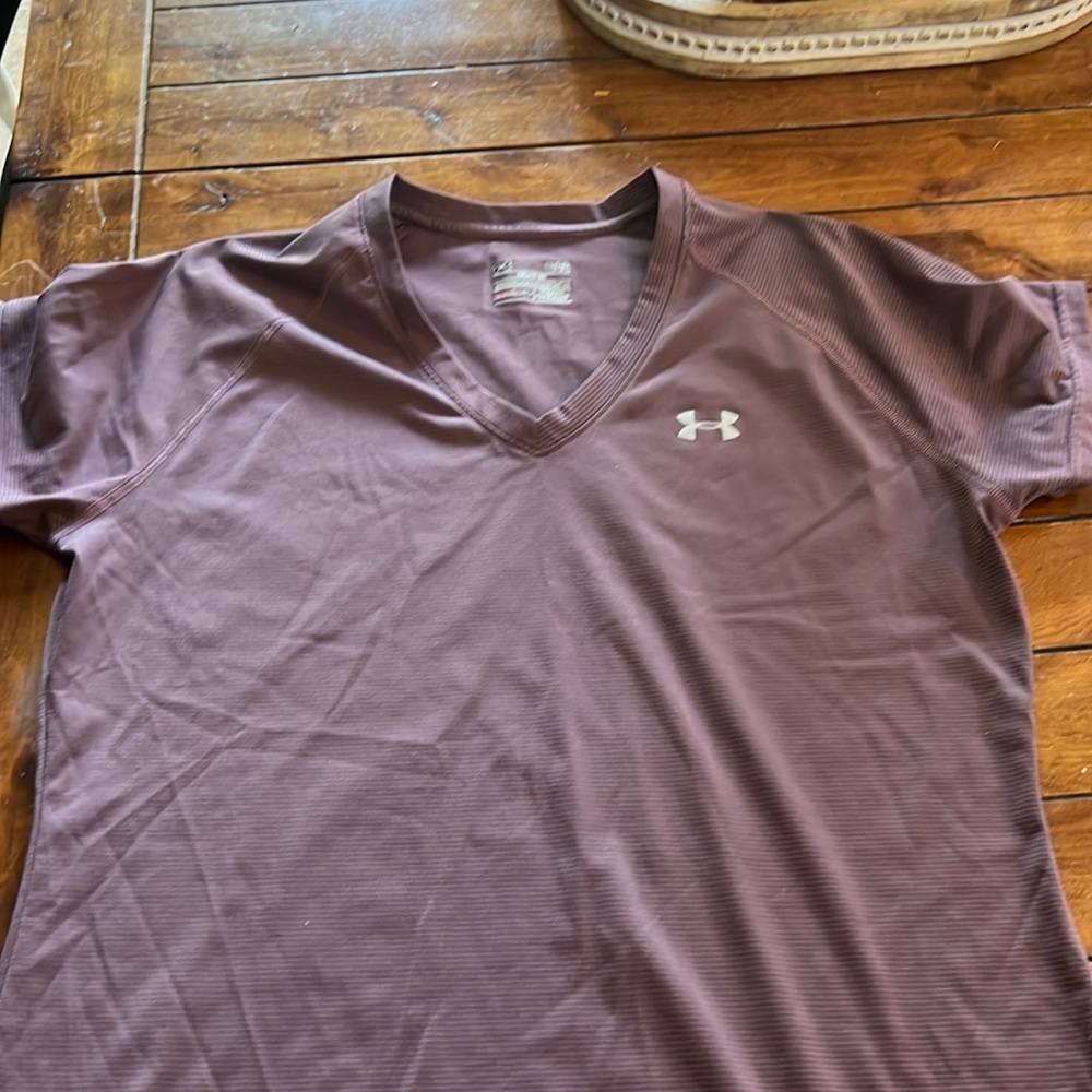 Under Armour semi-fitted workout top. Like new!